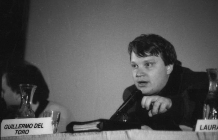 ¤ 𝓗𝓪𝓫𝓵𝓮𝓶𝓸𝓼 𝓭𝓮 𝓒𝓲𝓷𝓮 𝓽𝓮 𝓲𝓷𝓿𝓲𝓽𝓪 𝓪 𝓿𝓮𝓻 ¤         "Entre Monstruos y Belleza: Guillermo del Toro y 'La Cumbre Escarlata'"