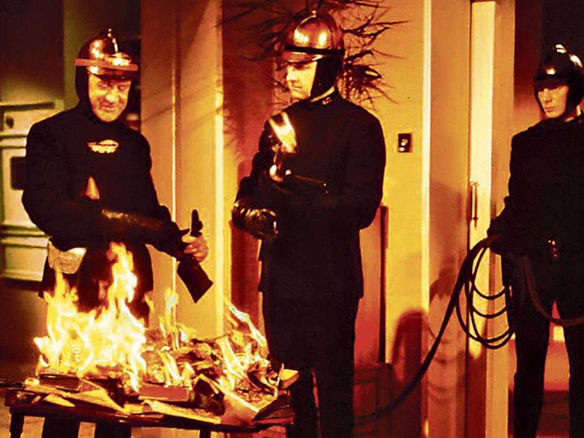 Cᵢₙₑ y ᵣₑₗᵢdₐd           La Quema de Libros: De la Historia a la Ficción en Fahrenheit 451