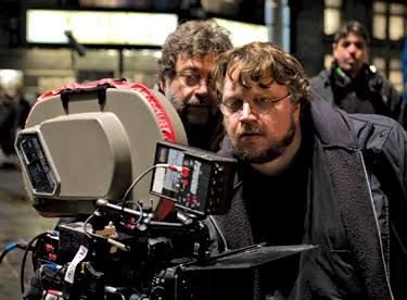 ¤ 𝓗𝓪𝓫𝓵𝓮𝓶𝓸𝓼 𝓭𝓮 𝓒𝓲𝓷𝓮 𝓽𝓮 𝓲𝓷𝓿𝓲𝓽𝓪 𝓪 𝓿𝓮𝓻 ¤         "Entre Monstruos y Belleza: Guillermo del Toro y 'La Cumbre Escarlata'"